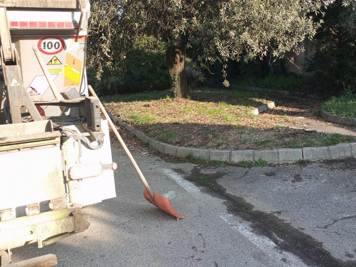 Rifiuti abbandonati al cimitero di San Vito di Legnago