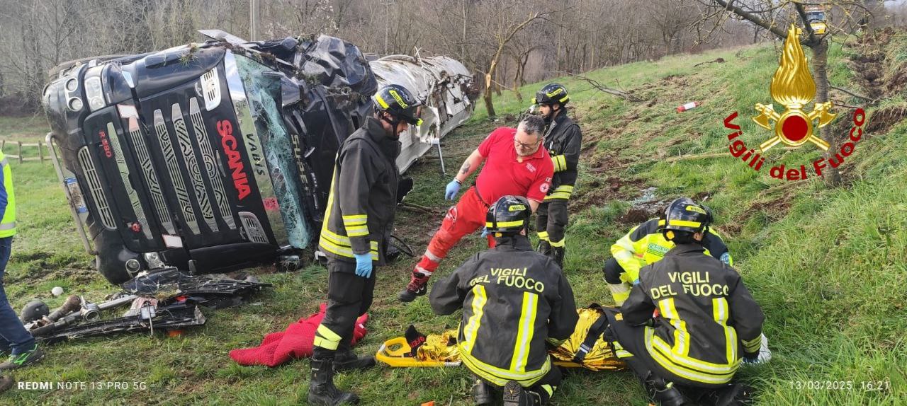 Vigili del fuoco - cisterna ribaltata Vestenanova