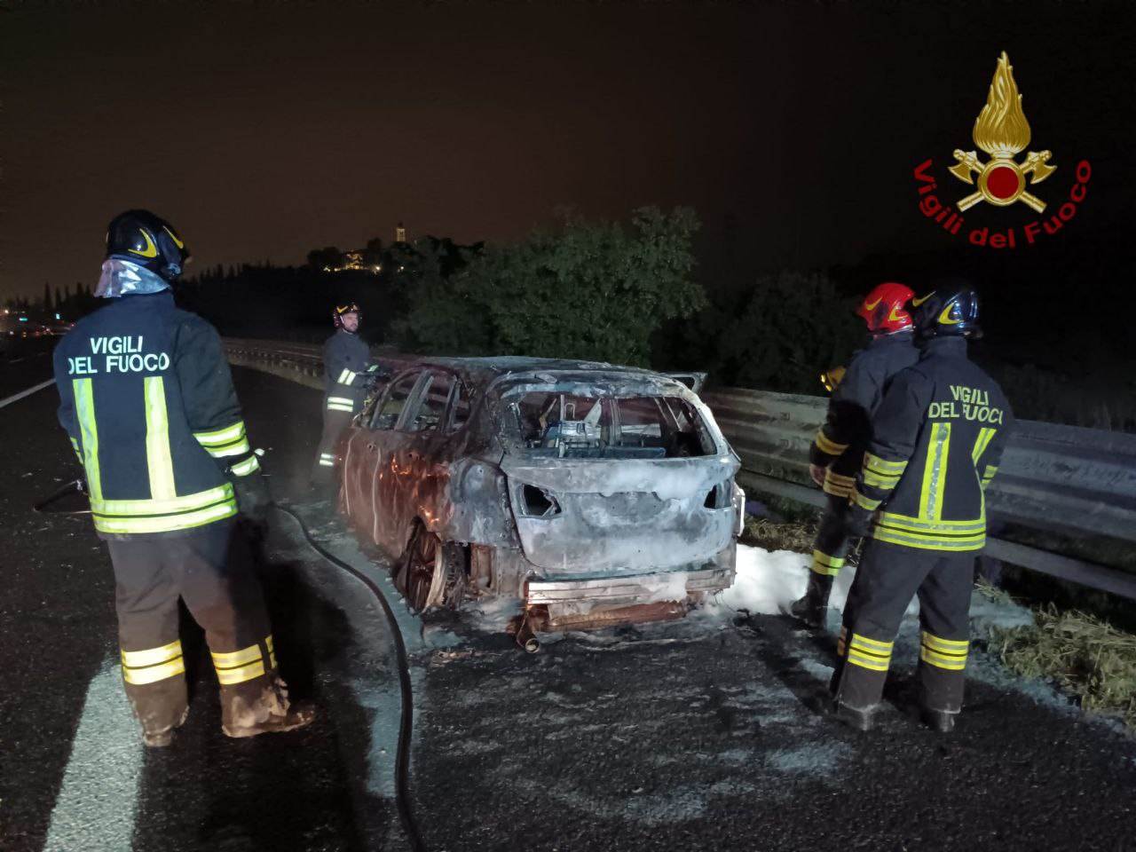 auto in fiamme Verona Est