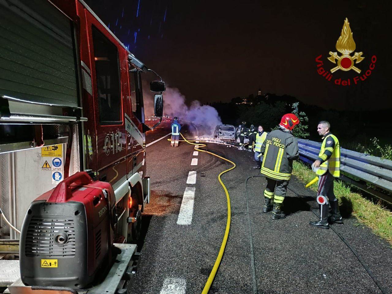 auto in fiamme Verona Est