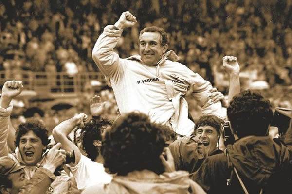 Osvaldo Bagnoli festeggia lo scudetto 1985 con il suo Hellas Verona