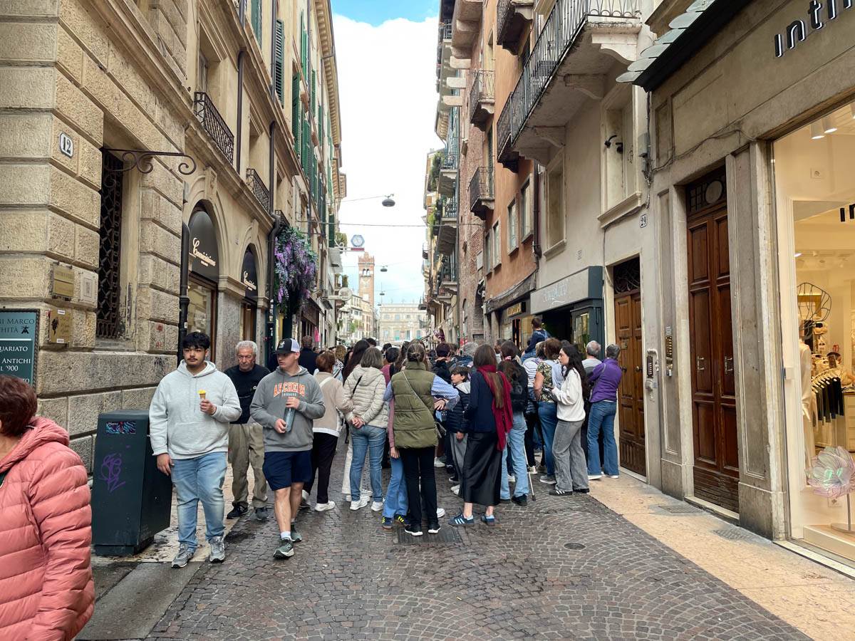 Code in via Cappello per l'ingresso al cortile della Casa di Giulietta