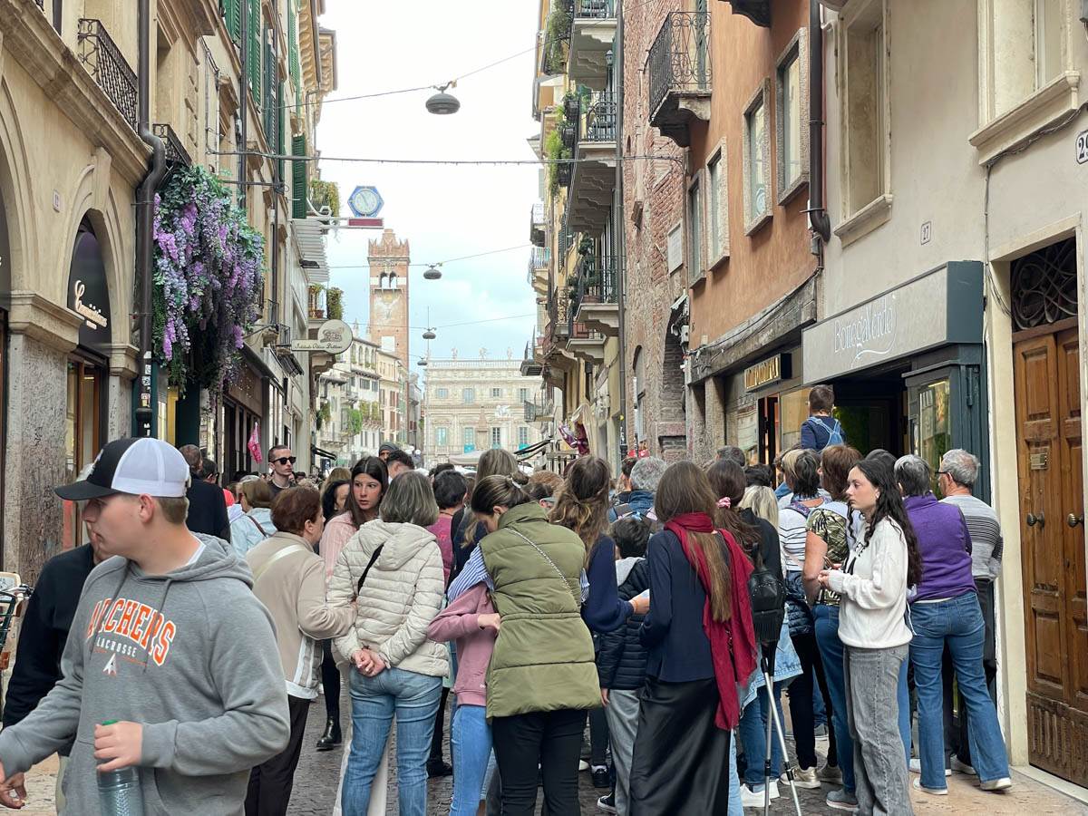Code in via Cappello per l'ingresso al cortile della Casa di Giulietta