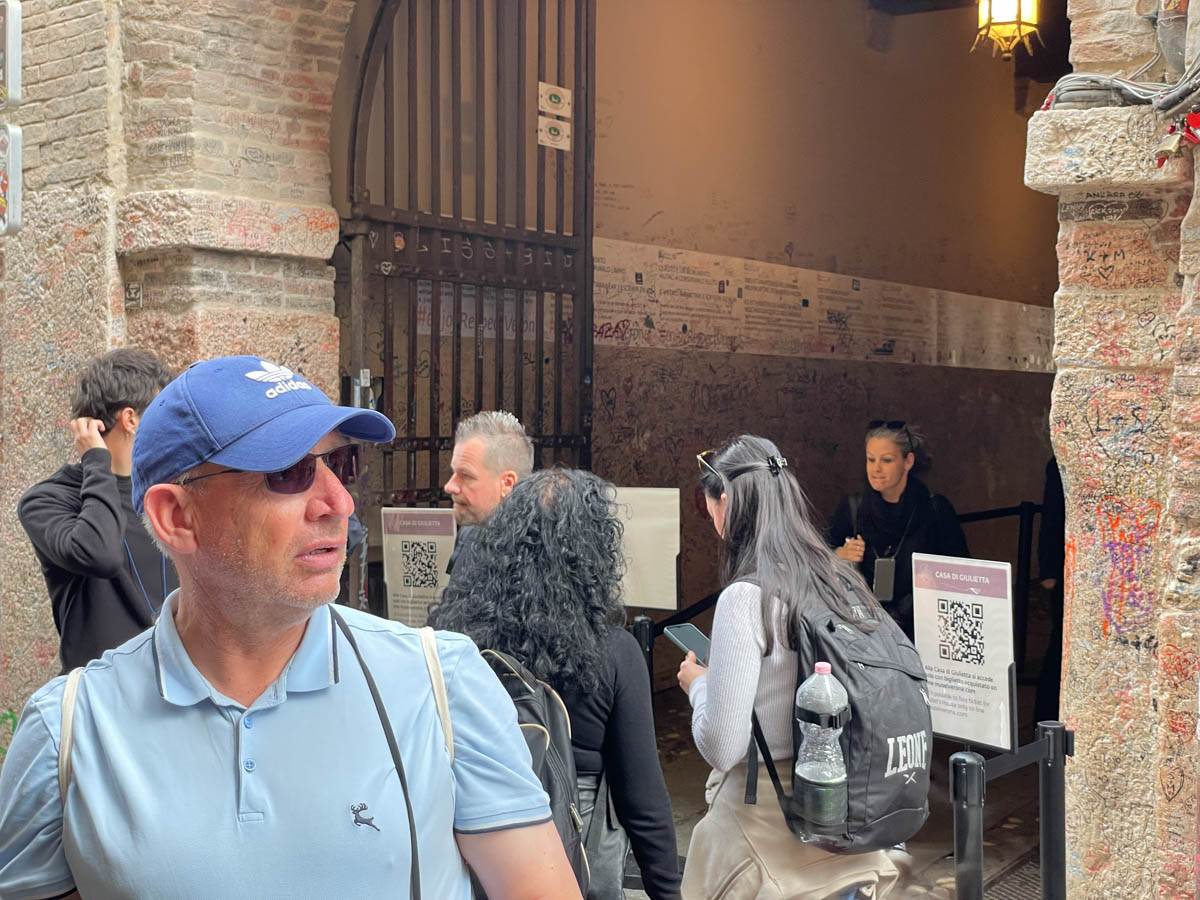 Code in via Cappello per l'ingresso al cortile della Casa di Giulietta