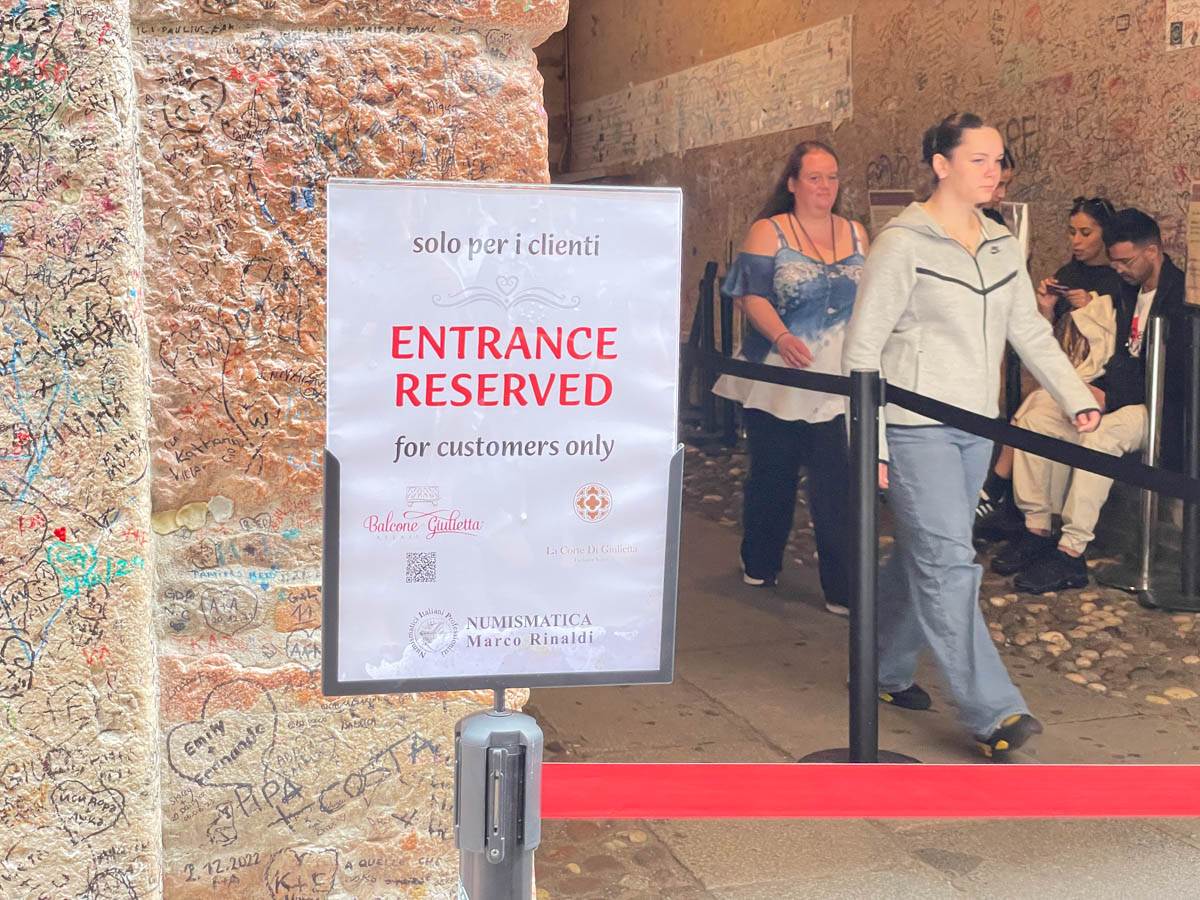 Code in via Cappello per l'ingresso al cortile della Casa di Giulietta