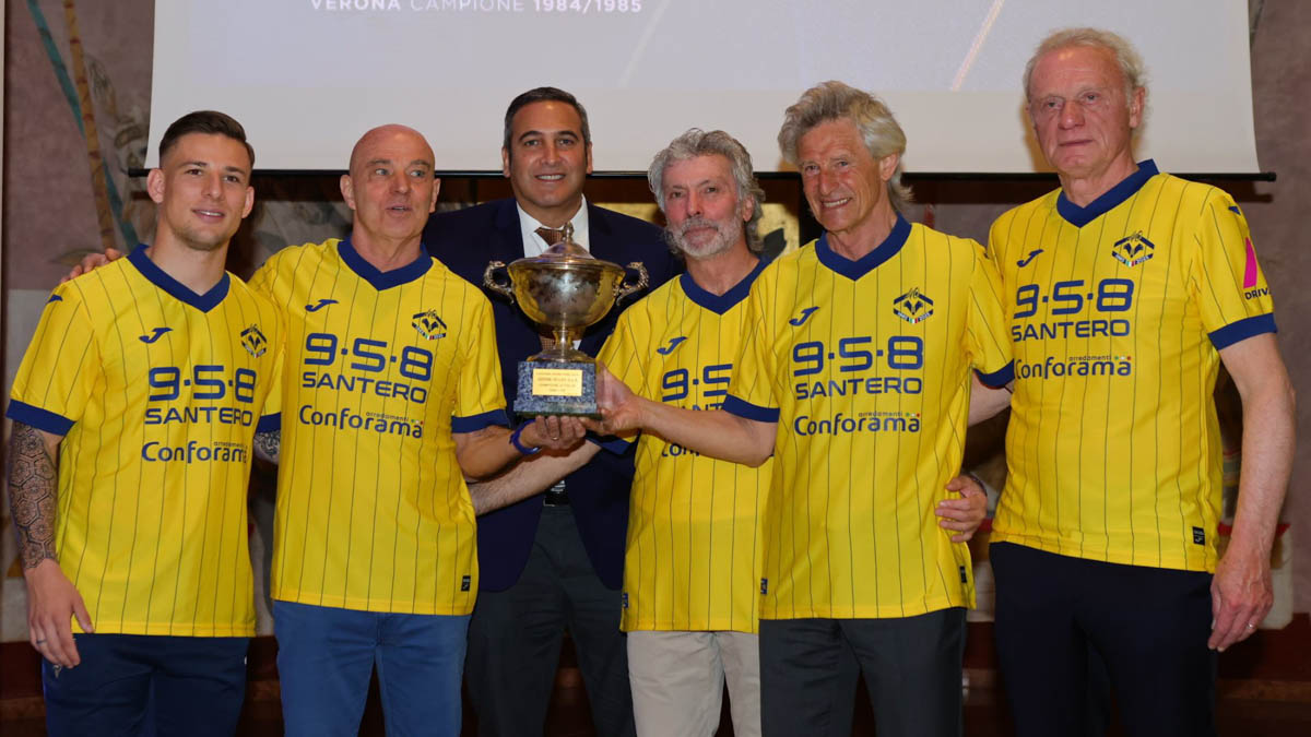 Italo Zanzi con Tomas Suslov e i protagonisti dello scudetto alla presentazione delle celebrazioni dell'Hellas Verona