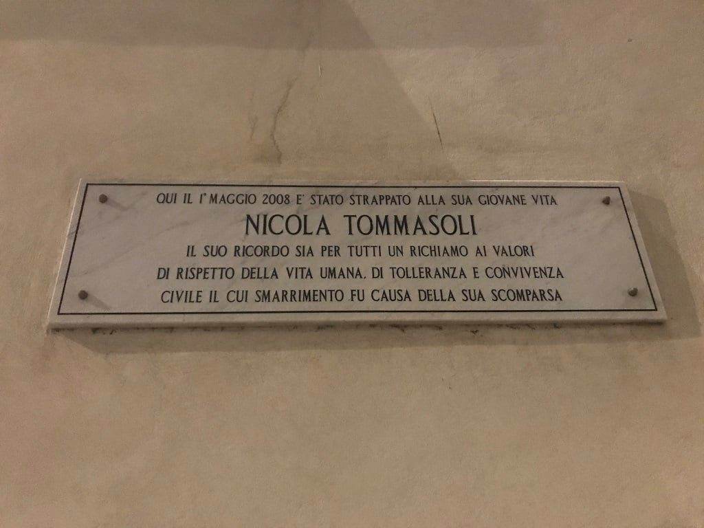 La targa in memoria di Nicola Tommasoli