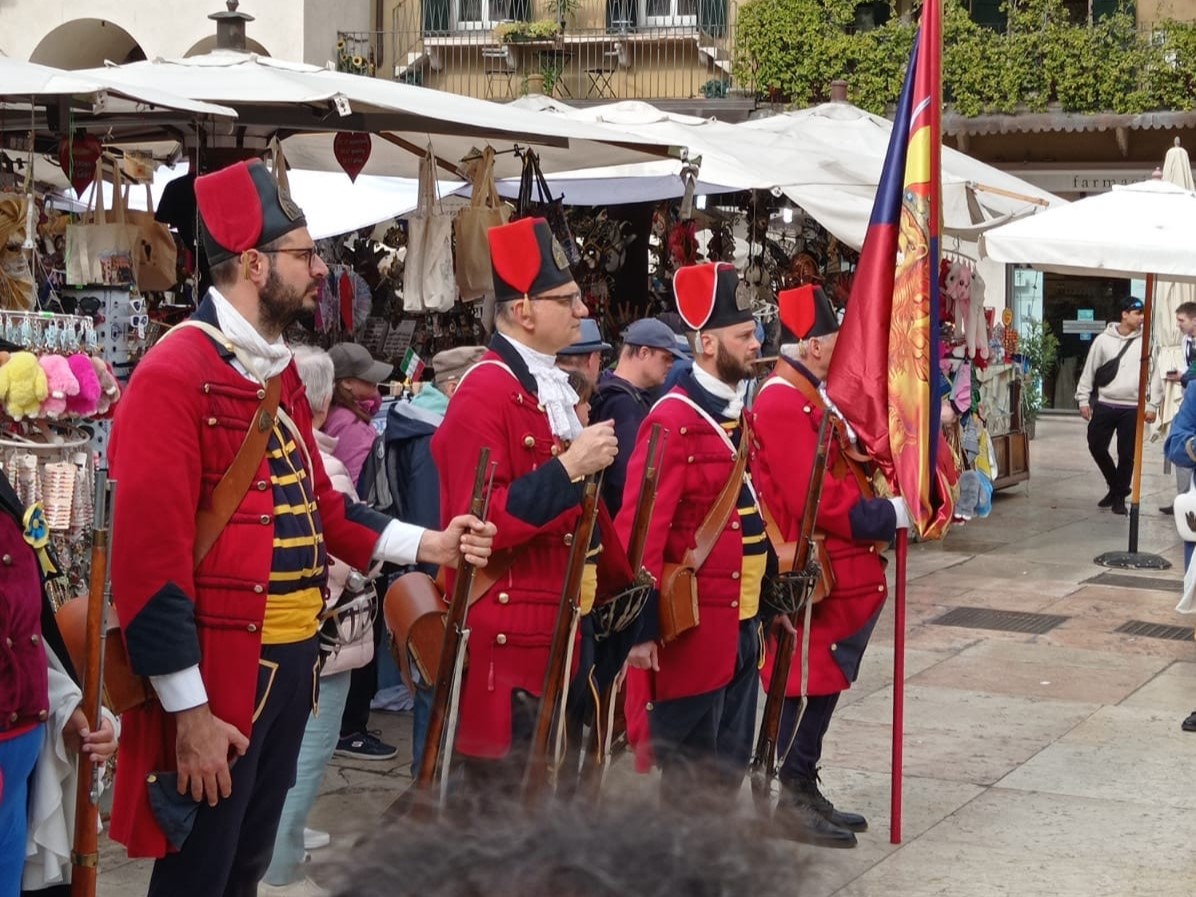 Manifestazione per la rievocazione delle Pasque Veronesi 2024. Primo a sinistra l'ex deputato Vito Comencini