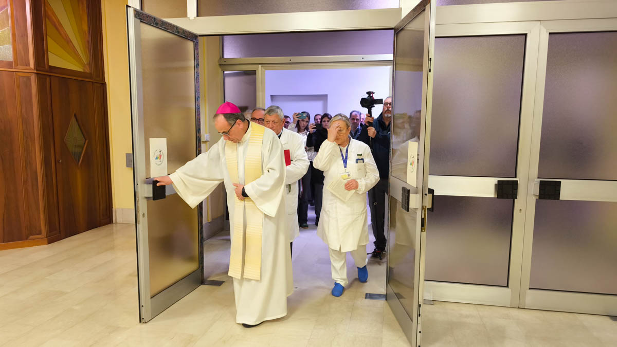 Il Vescovo apre la Porta santa nella chiesa dell'ospedale di Borgo Roma