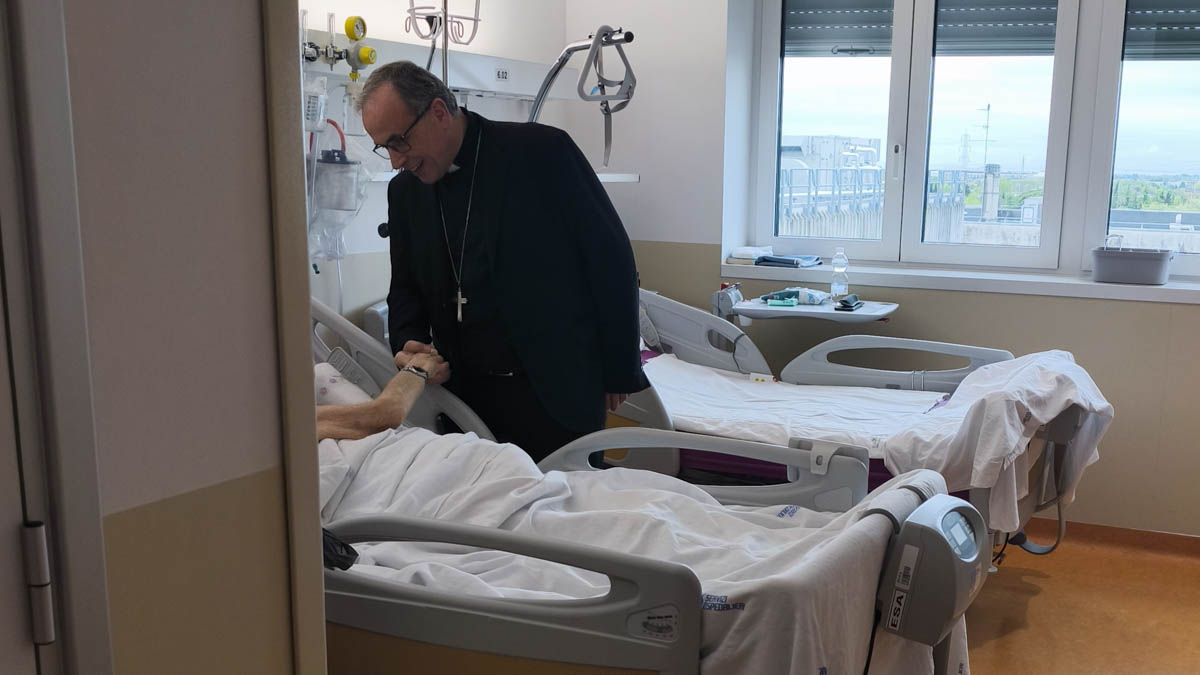 Il Vescovo con un paziente