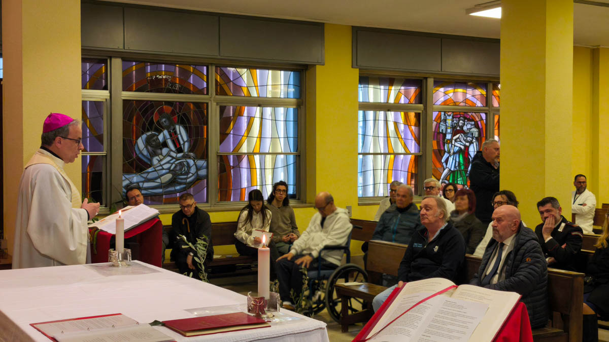 Il Vescovo dice l'omelia in chiesa nell'ospedale di Borgo Roma