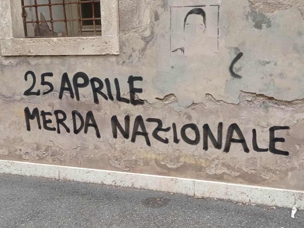 Scritta 25 aprile merda nazionale