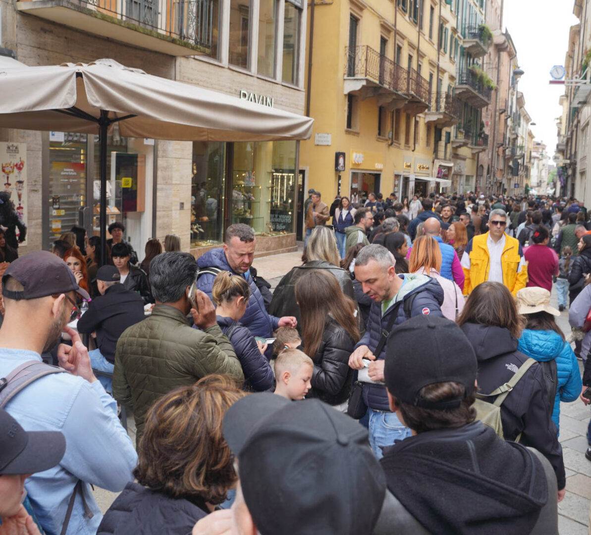 Turisti a Verona per Pasquetta 2025