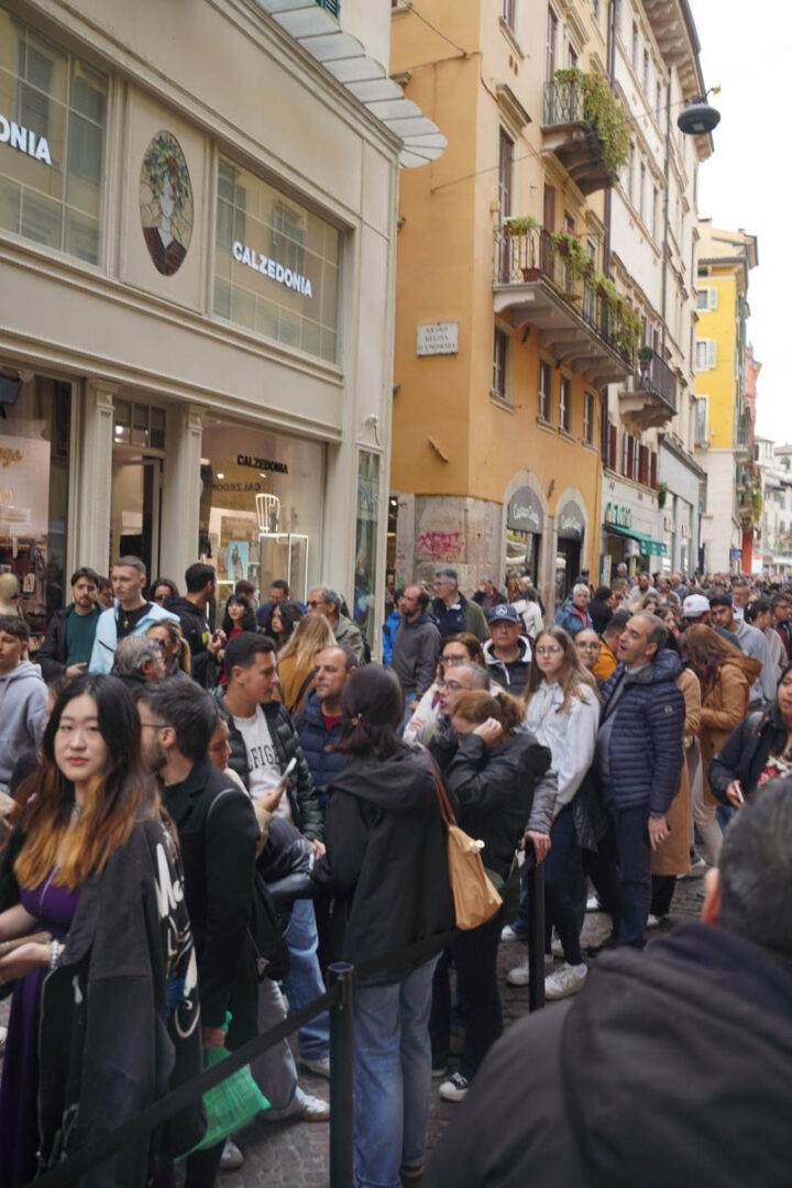 Turisti a Verona per Pasquetta 2025