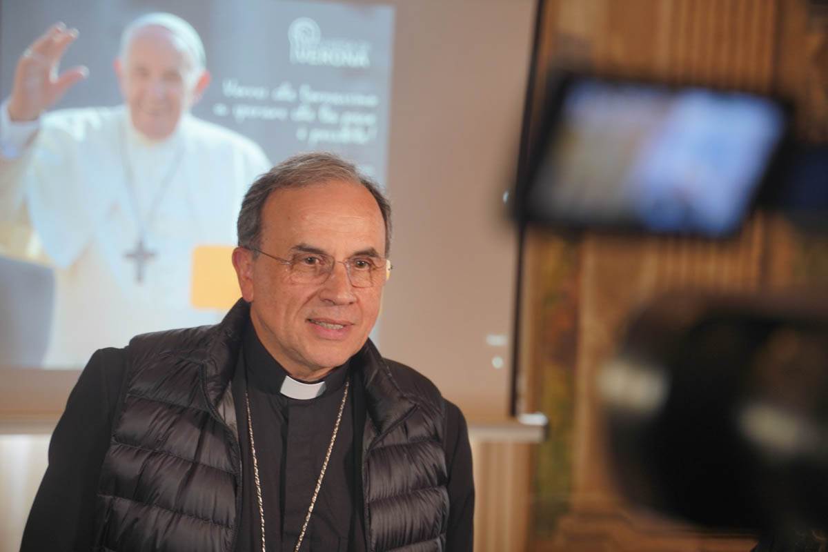 La conferenza stampa del vescovo di Verona Domenico Pompili nel giorno della morte di Papa Francesco