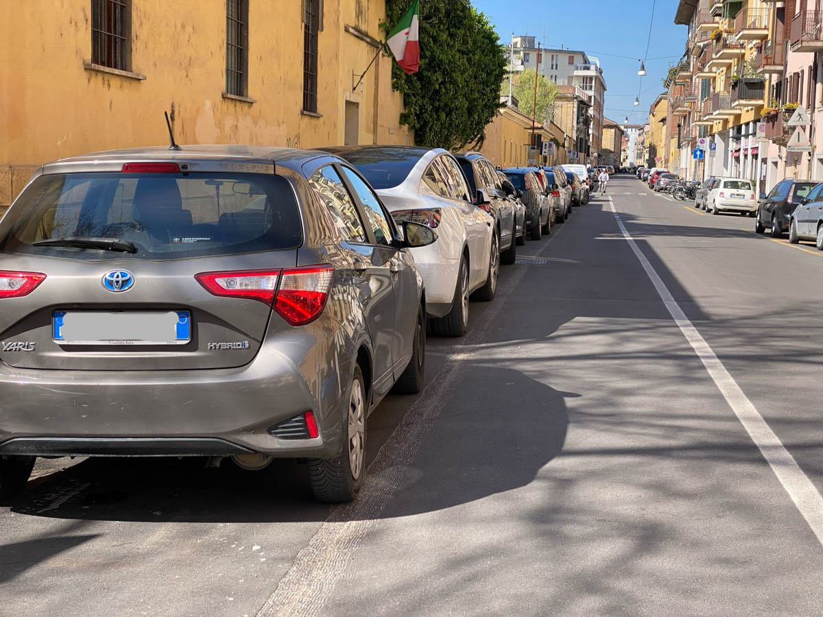 Auto parcheggiate in divieto di sosta in via Cantarane a Verona (8 aprile 2025)