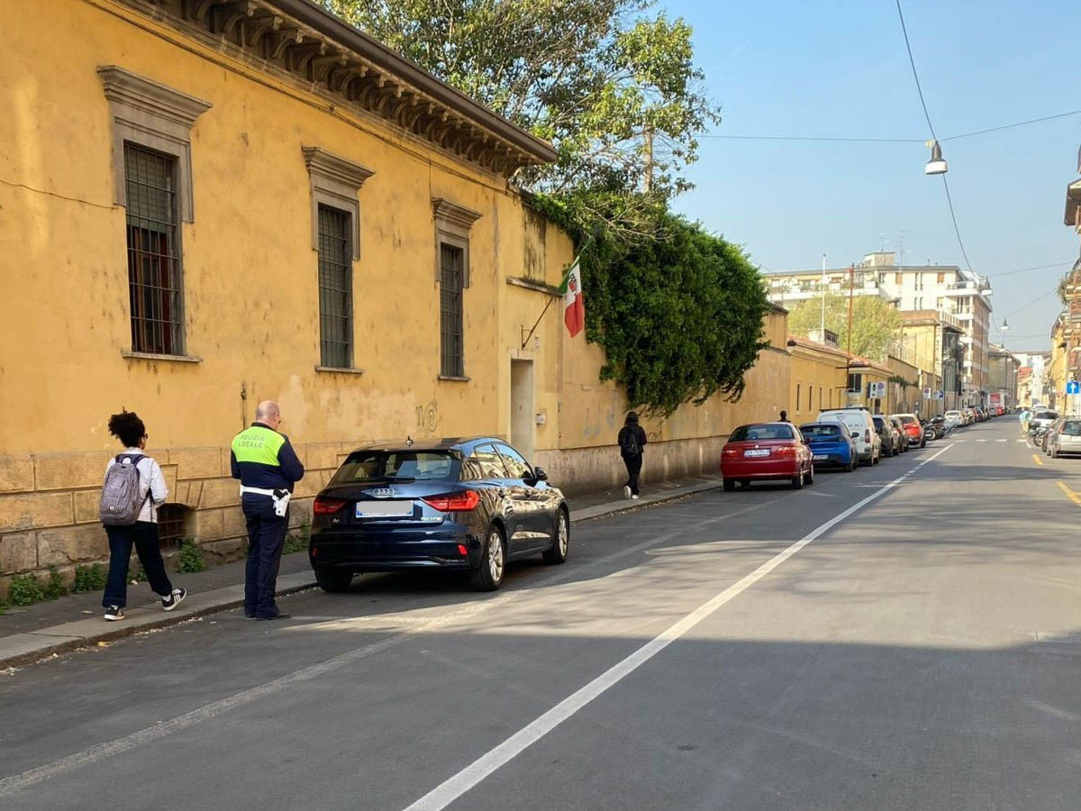 Un agente della Polizia locale in via Cantarane (10 aprile 2025)