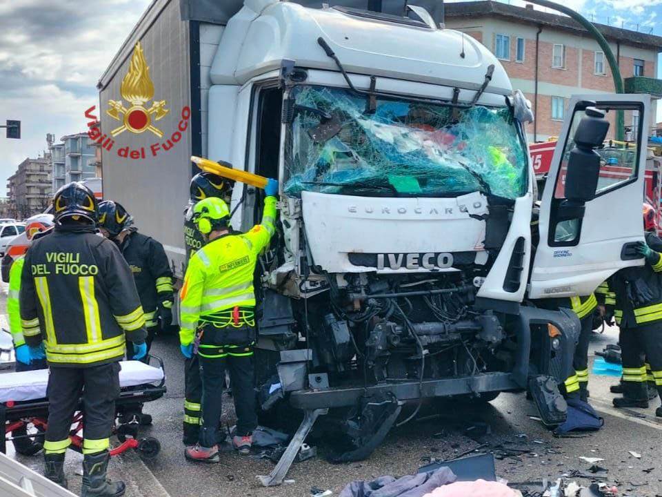 Tamponamento fra mezzi pesanti a Colognola ai Colli. L'intervento dei Vigili del fuoco e dei sanitari del Suem 118