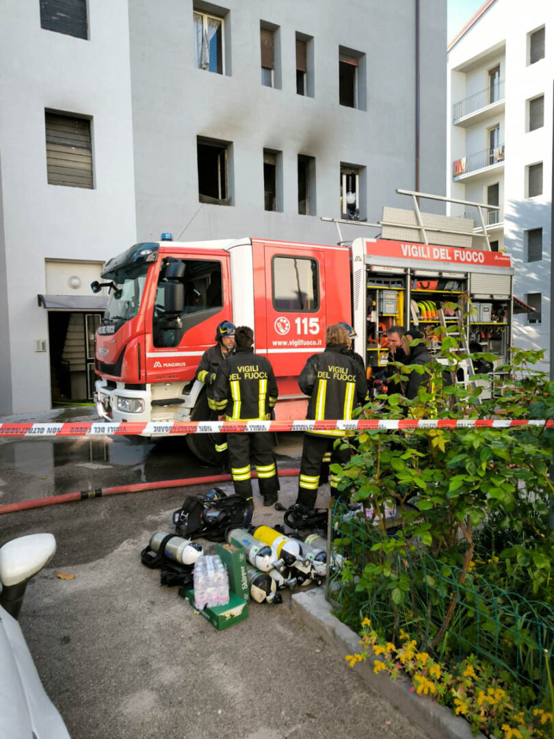 Vigili del fuoco - incendio via Selinunte