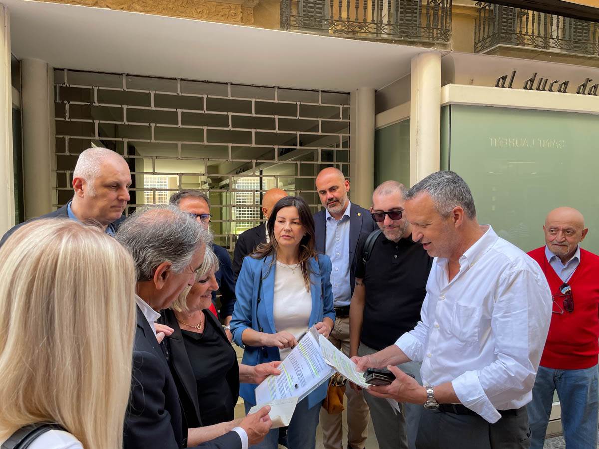 Flavio Tosi ed esponenti di Forza Italia e lista Tosi davanti alla galleria pedonale fra via Mazzini e piazzetta Scala