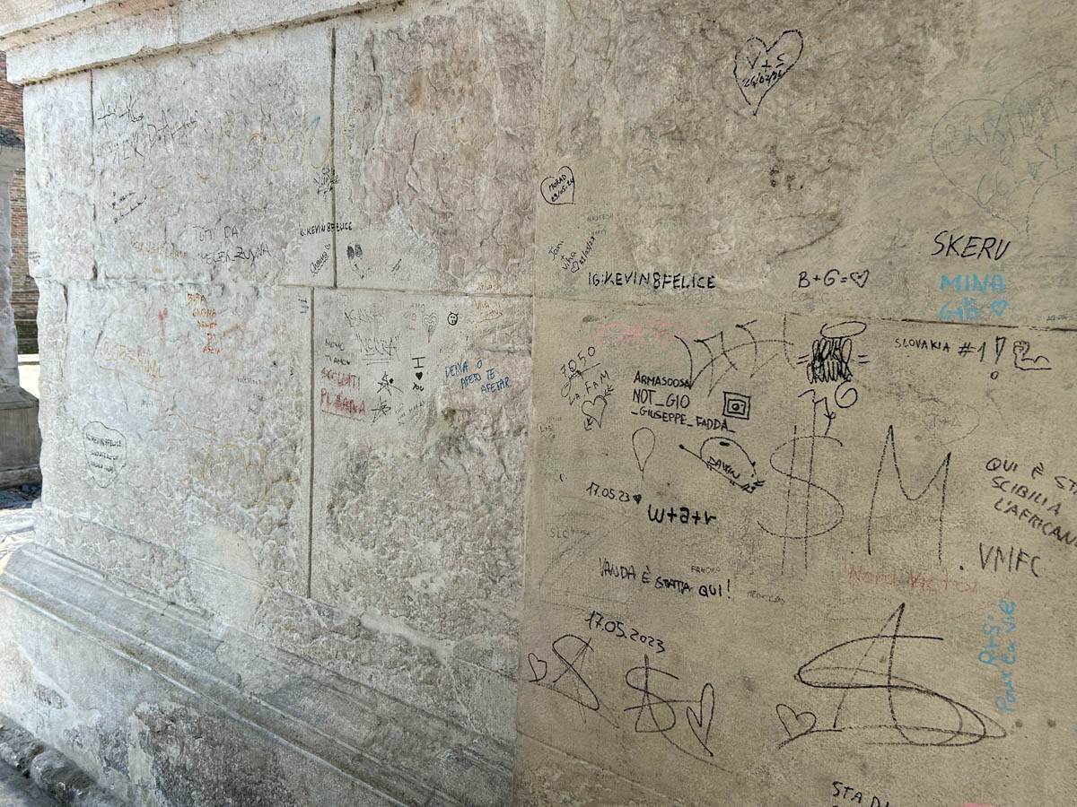 Imbrattamenti sull'Arco dei Gavi