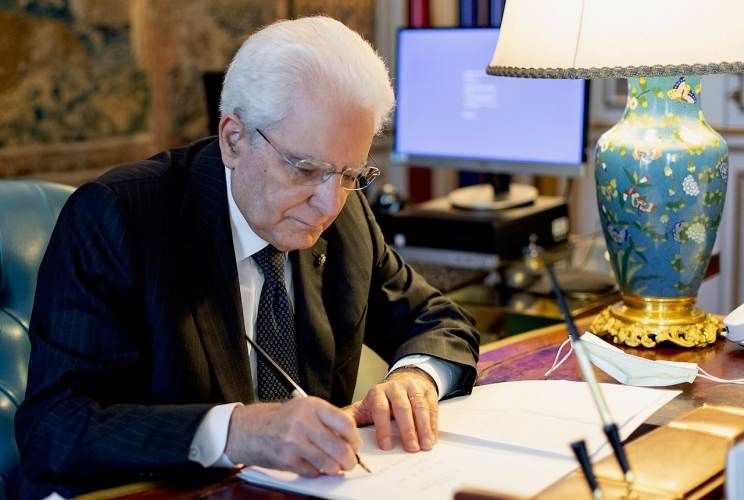 Sergio Mattarella firma