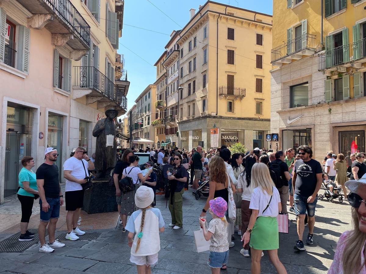 Lunga coda per l'accesso al cortile della Casa di Giulietta