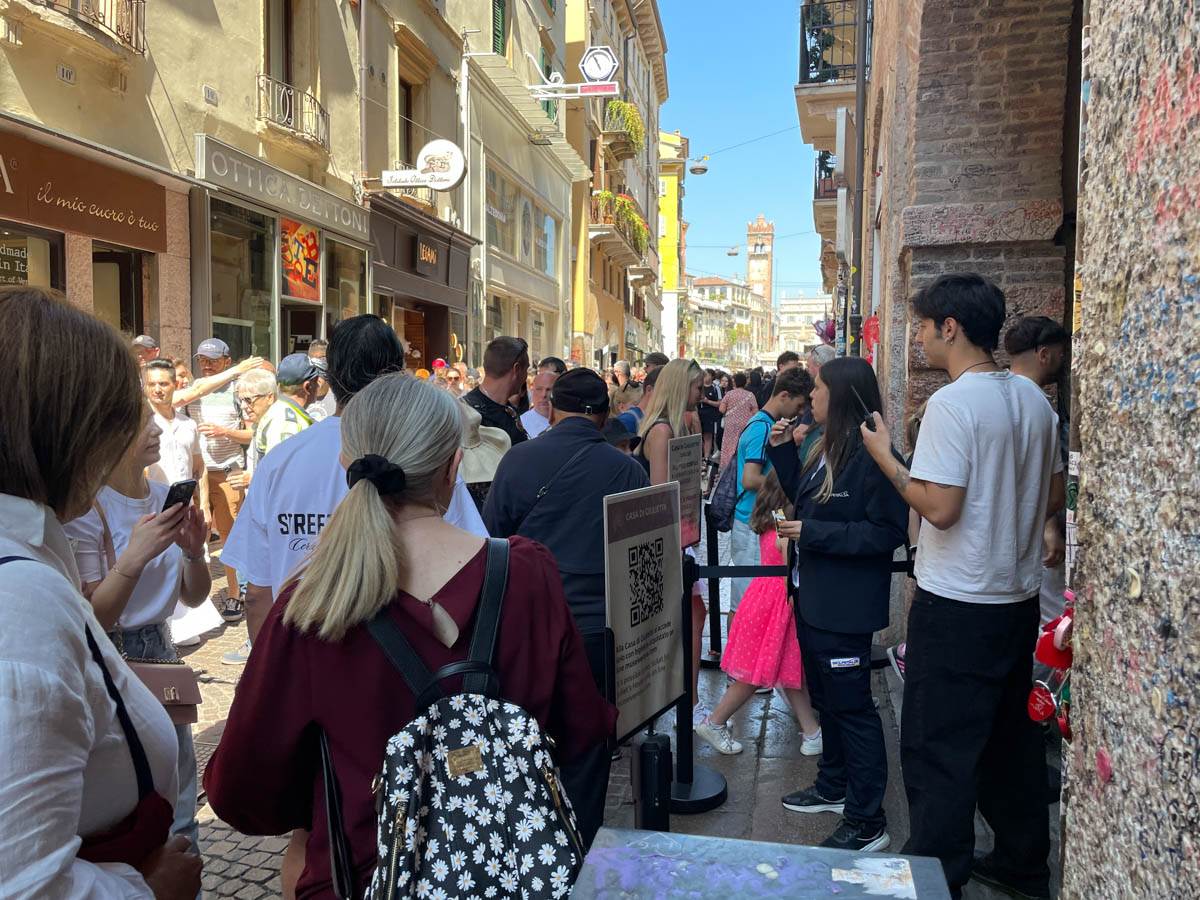 Lunga coda per l'accesso al cortile della Casa di Giulietta