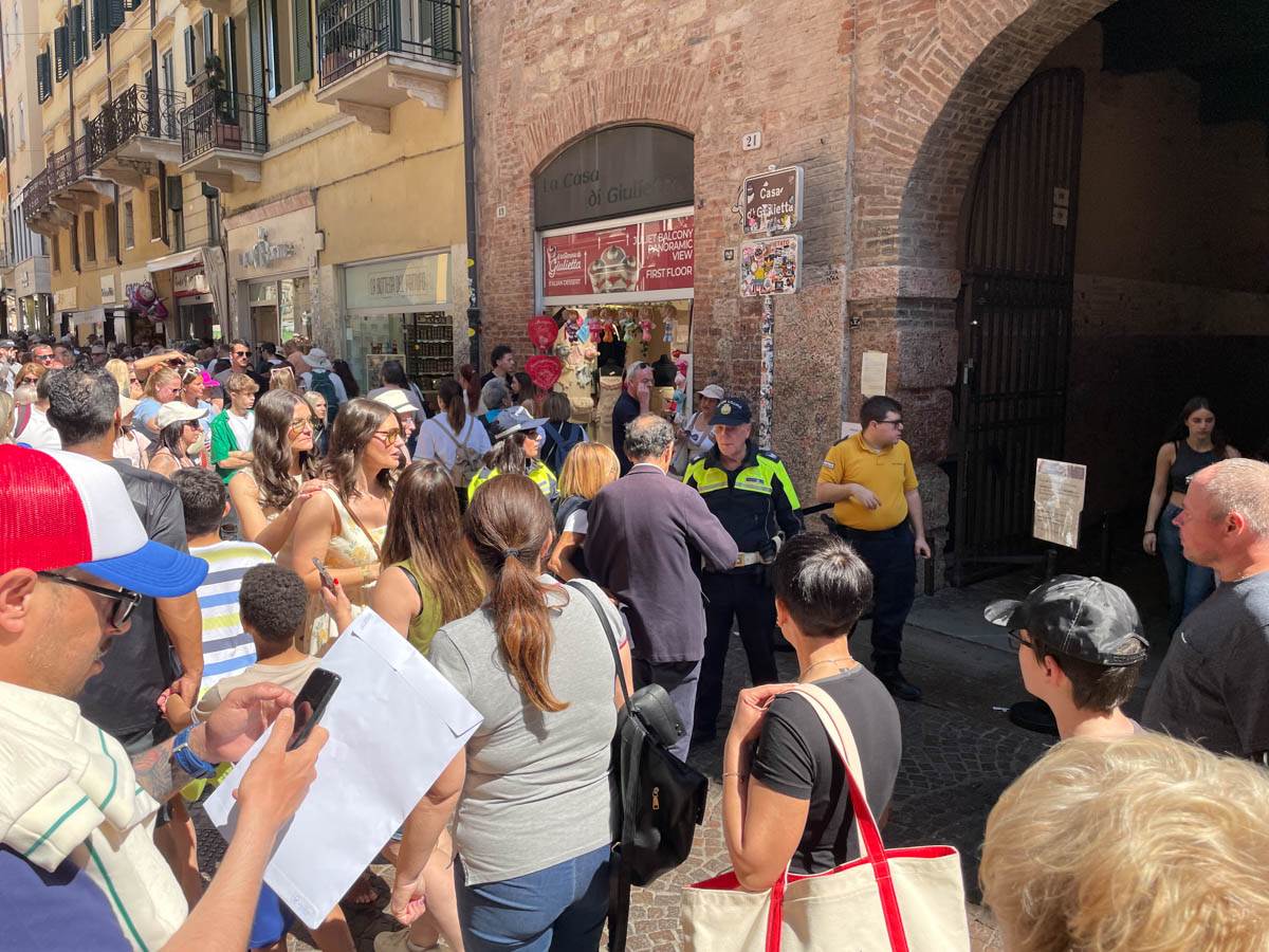 Agenti di Polizia locale all'ingresso del cortile della Casa di Giulietta
