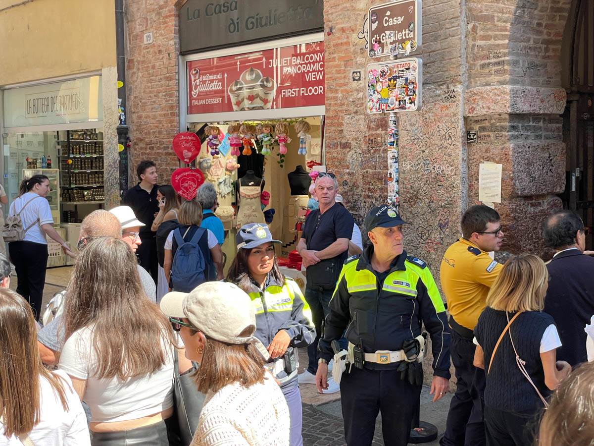 Agenti di Polizia locale all'ingresso del cortile della Casa di Giulietta