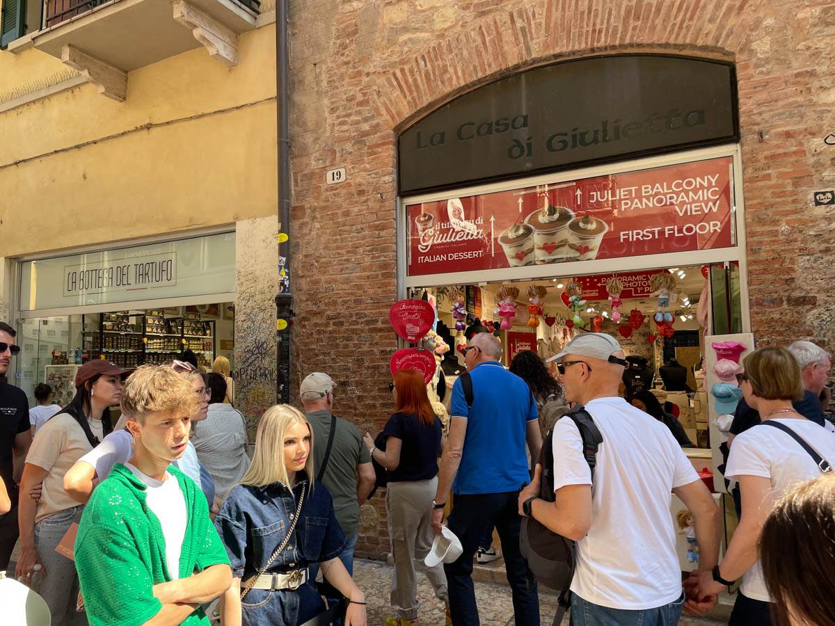 L'entrata del negozio di tiramisù che dà sul cortile della Casa di Giulietta