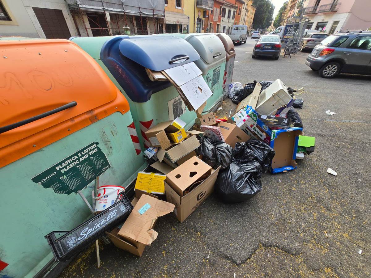 Abbandono rifiuti San Zeno - Foto Giuseppe Rea