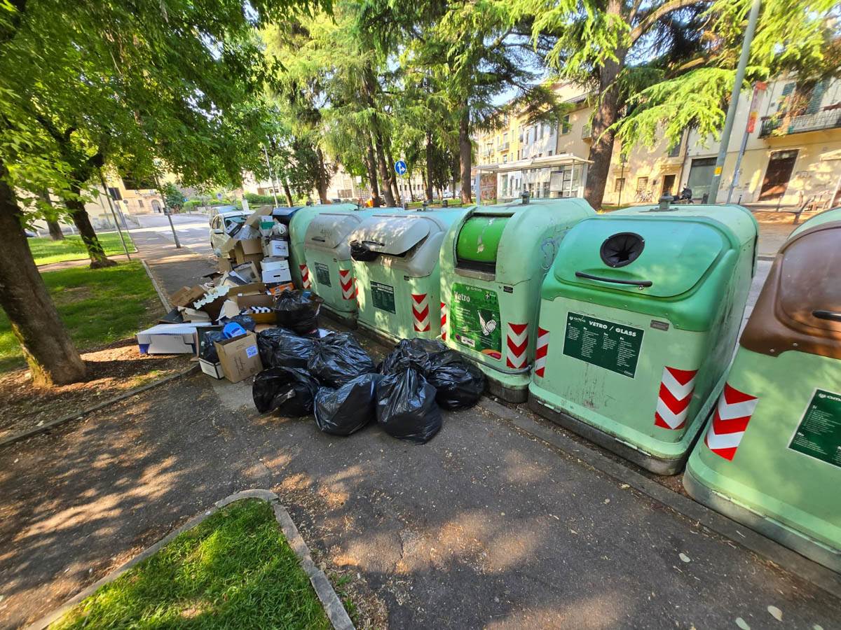 Abbandono rifiuti San Zeno - Foto Giuseppe Rea