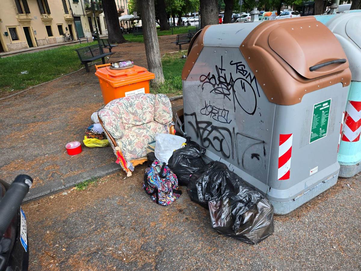 Abbandono rifiuti San Zeno - Foto Giuseppe Rea