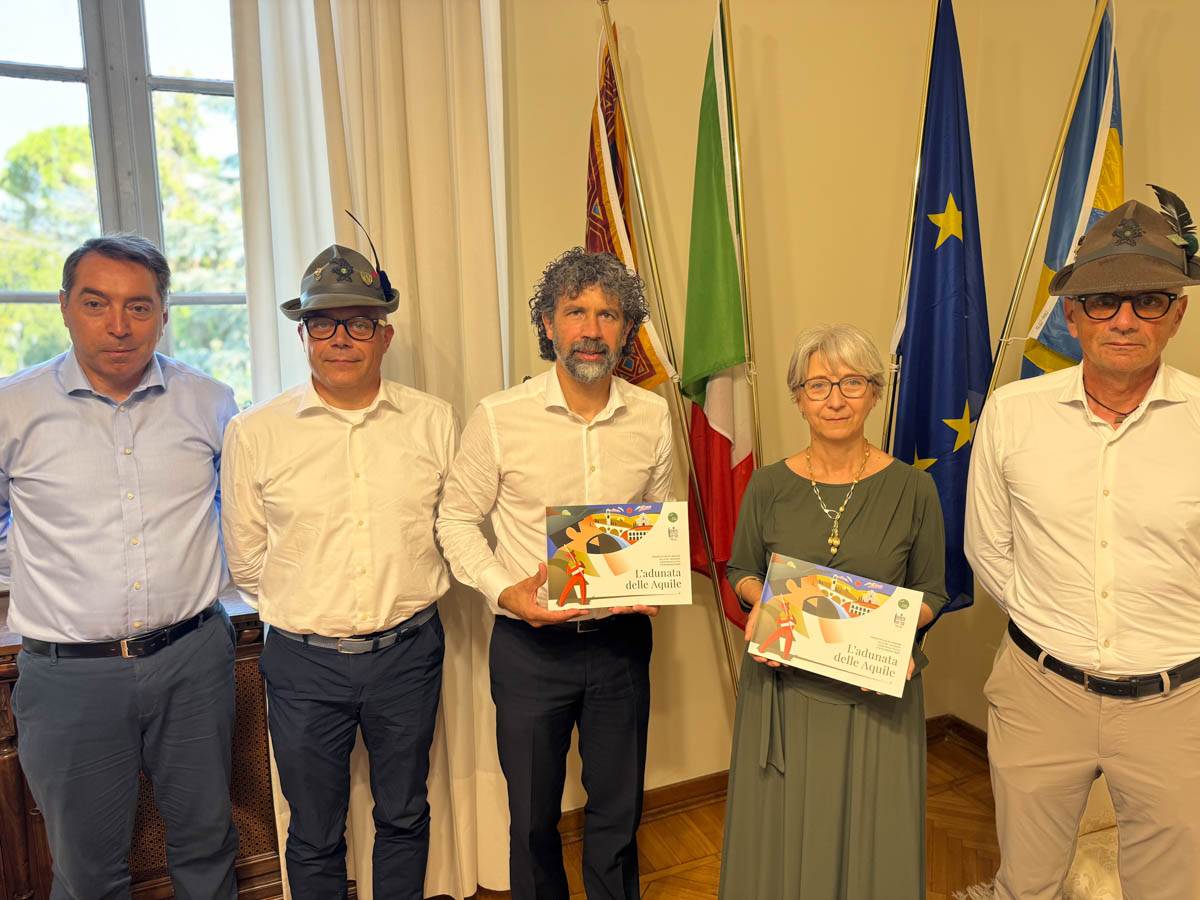 Alpini ANA Verona consegna dossier adunata al Comune