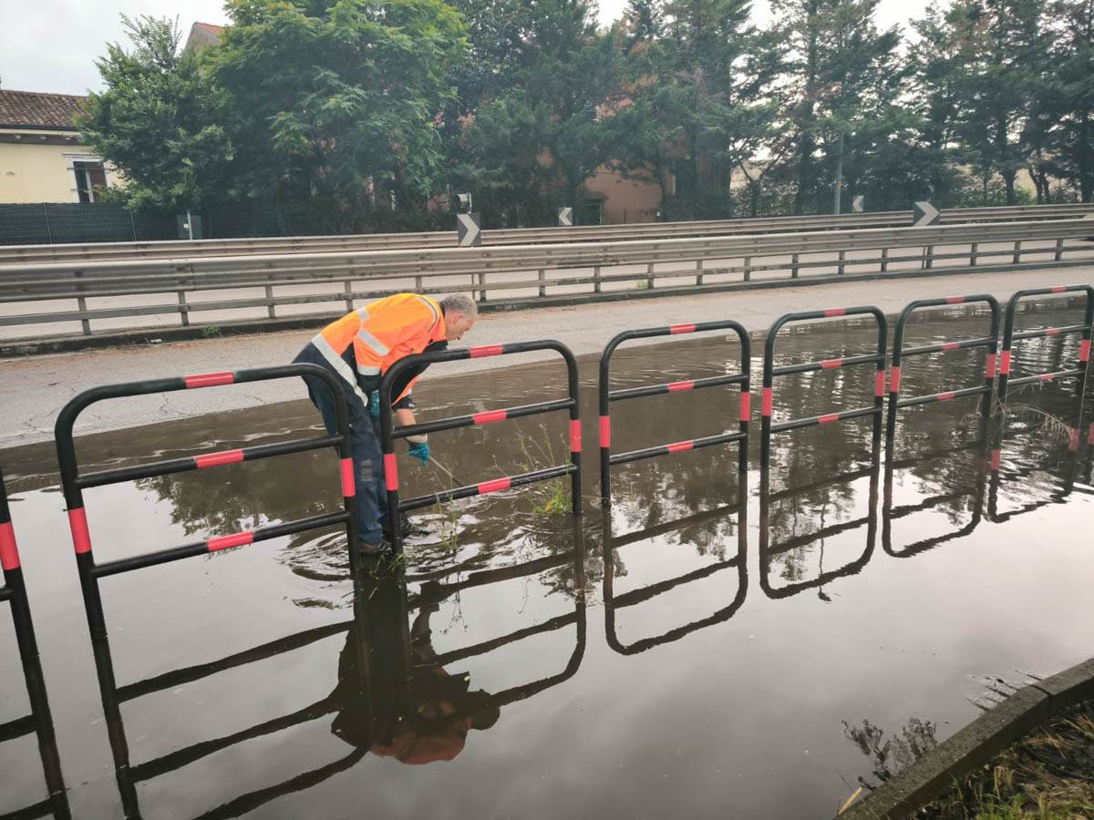 Operatori in via Torbido a Verona