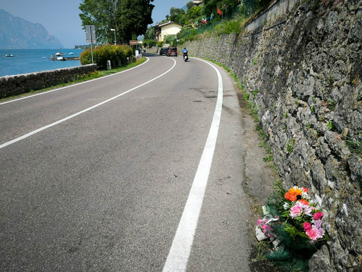 Il luogo dell'incidente a Malcesine, con i fiori per le vittime