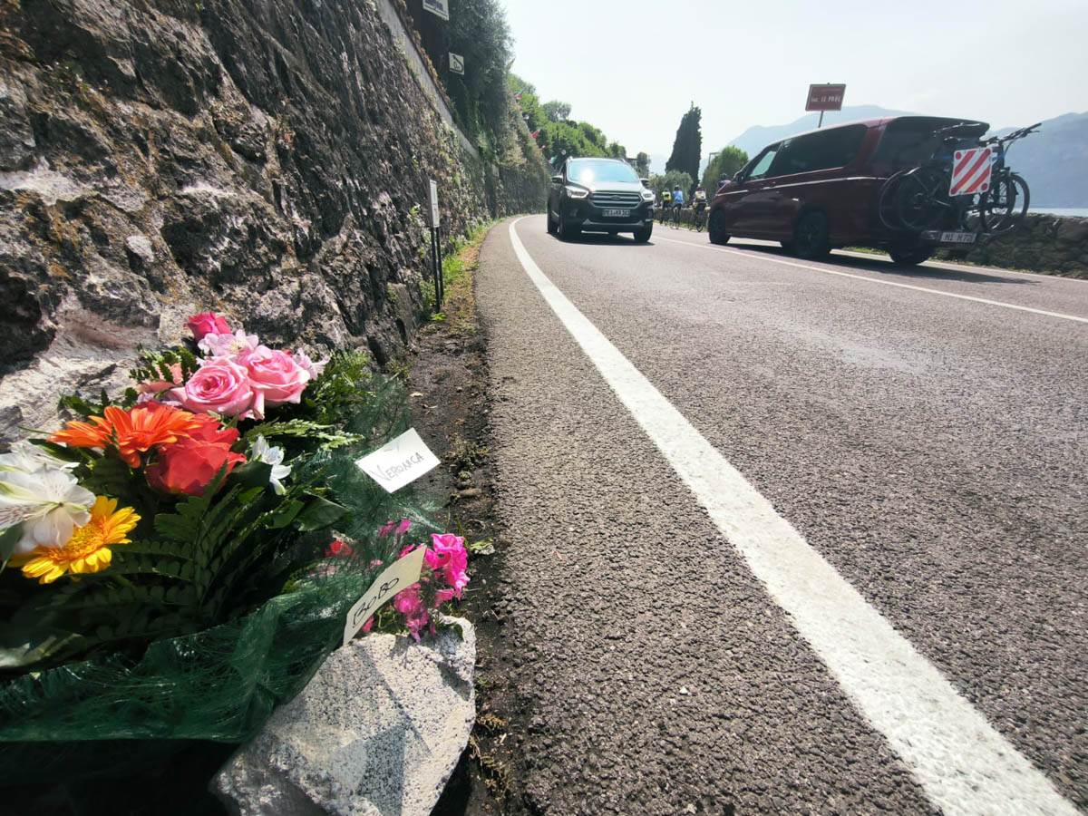 Il luogo dell'incidente a Malcesine, con i fiori per le vittime