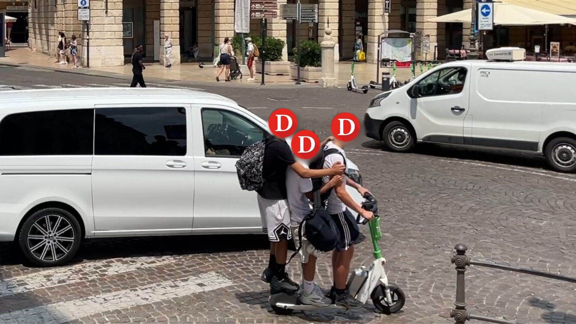 Tre giovani sullo stesso monopattino in piazza Bra a Verona (25 giugno 2025) monopattini