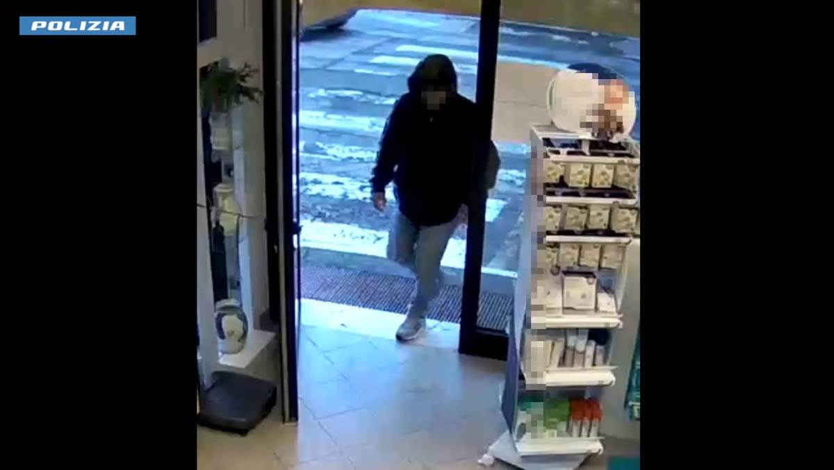Un frame dai video di sorveglianza delle farmacie