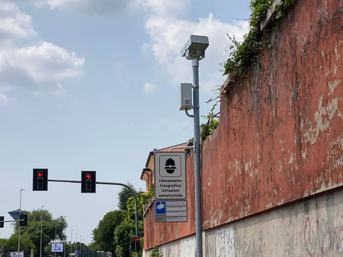 Il semaforo con sistema Photored installato in corso Venezia a Verona, all'incrocio con via Porto San Michele