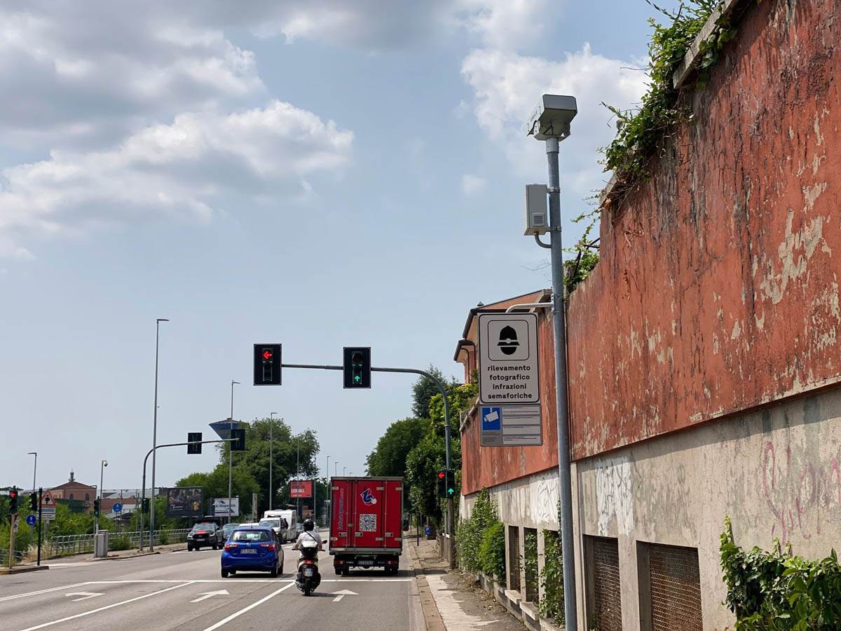 Il semaforo con sistema Photored installato in corso Venezia a Verona, all'incrocio con via Porto San Michele