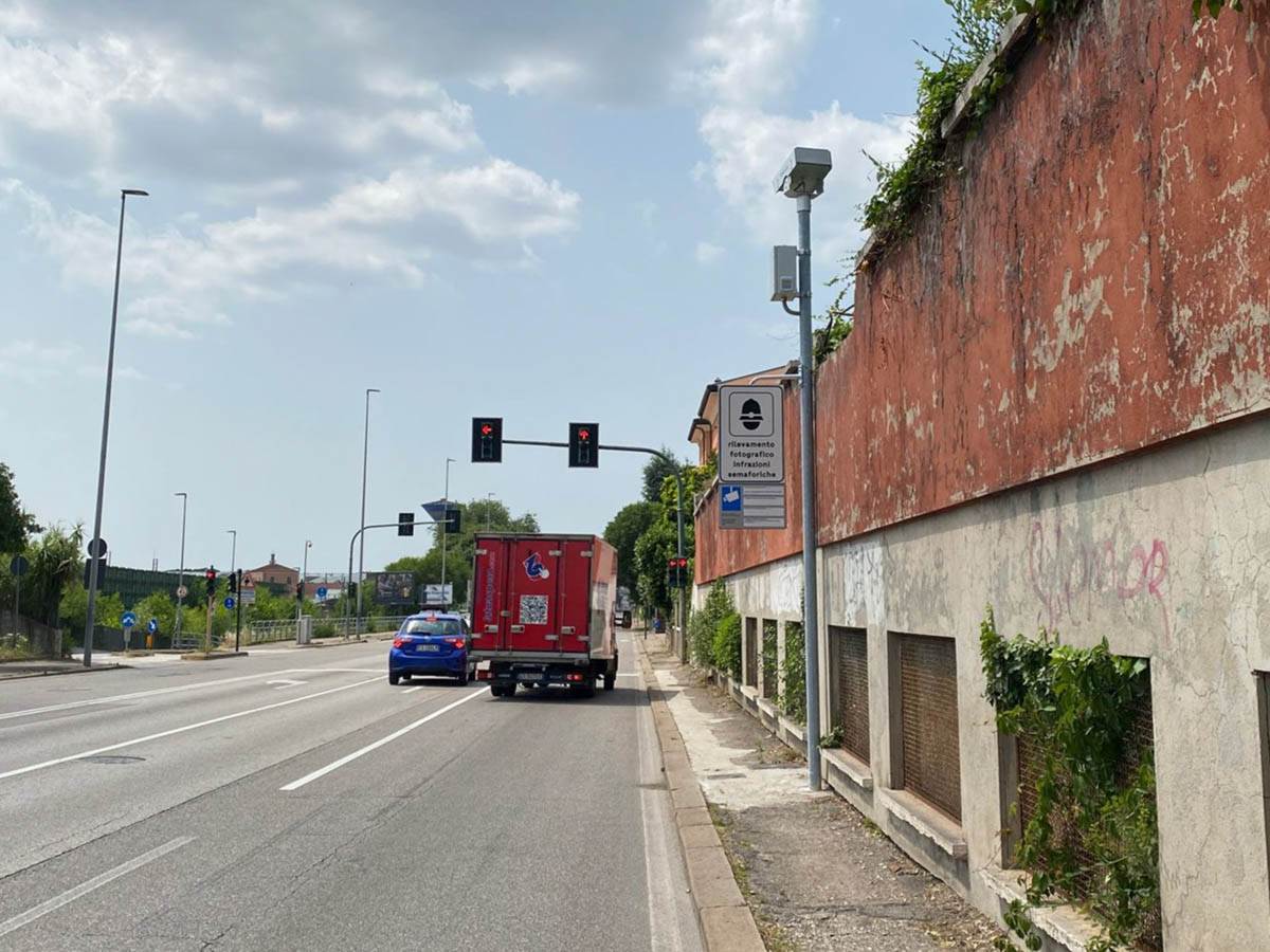 Il semaforo con sistema Photored installato in corso Venezia a Verona, all'incrocio con via Porto San Michele