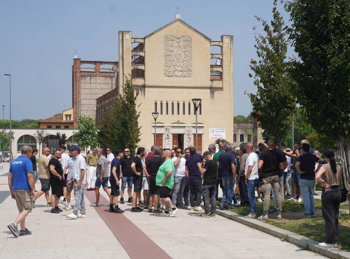 Forze dell'ordine presidiano la stazione in vista dell'annunciato raduno dei "maranza"