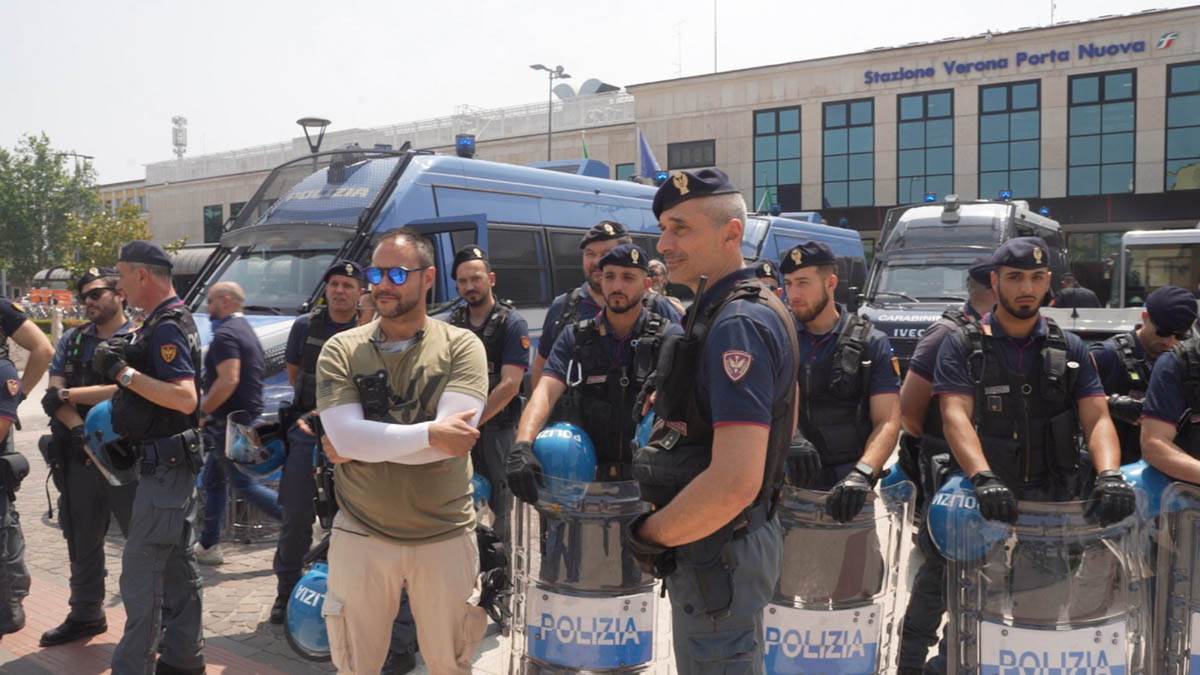 Forze dell'ordine presidiano la stazione in vista dell'annunciato raduno dei "maranza"