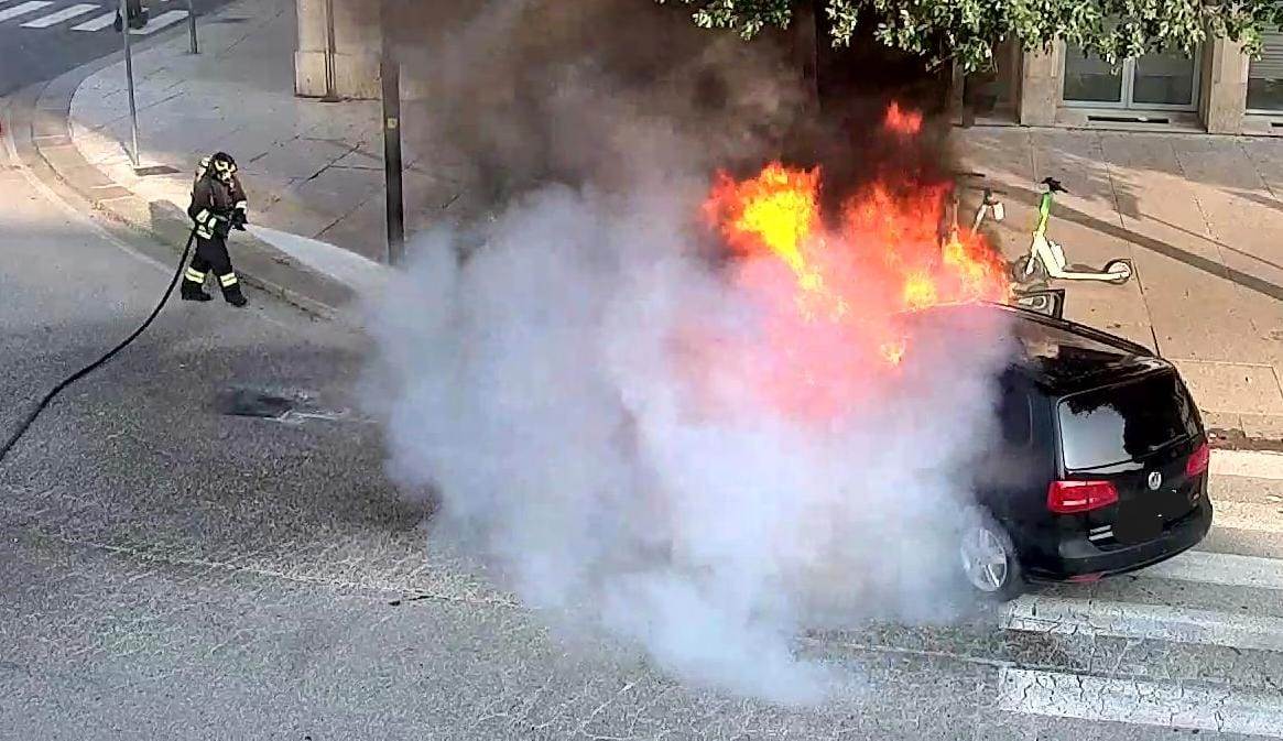 auto in fiamme corso porta nuova (2)