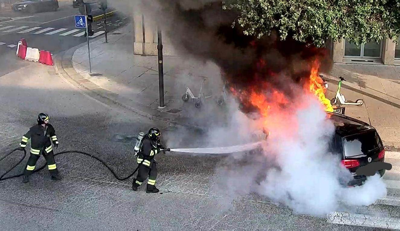 auto in fiamme corso porta nuova (2)