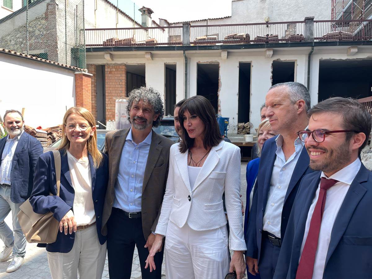 La ministra Bernini al cantiere per lo studentato di via Mazza