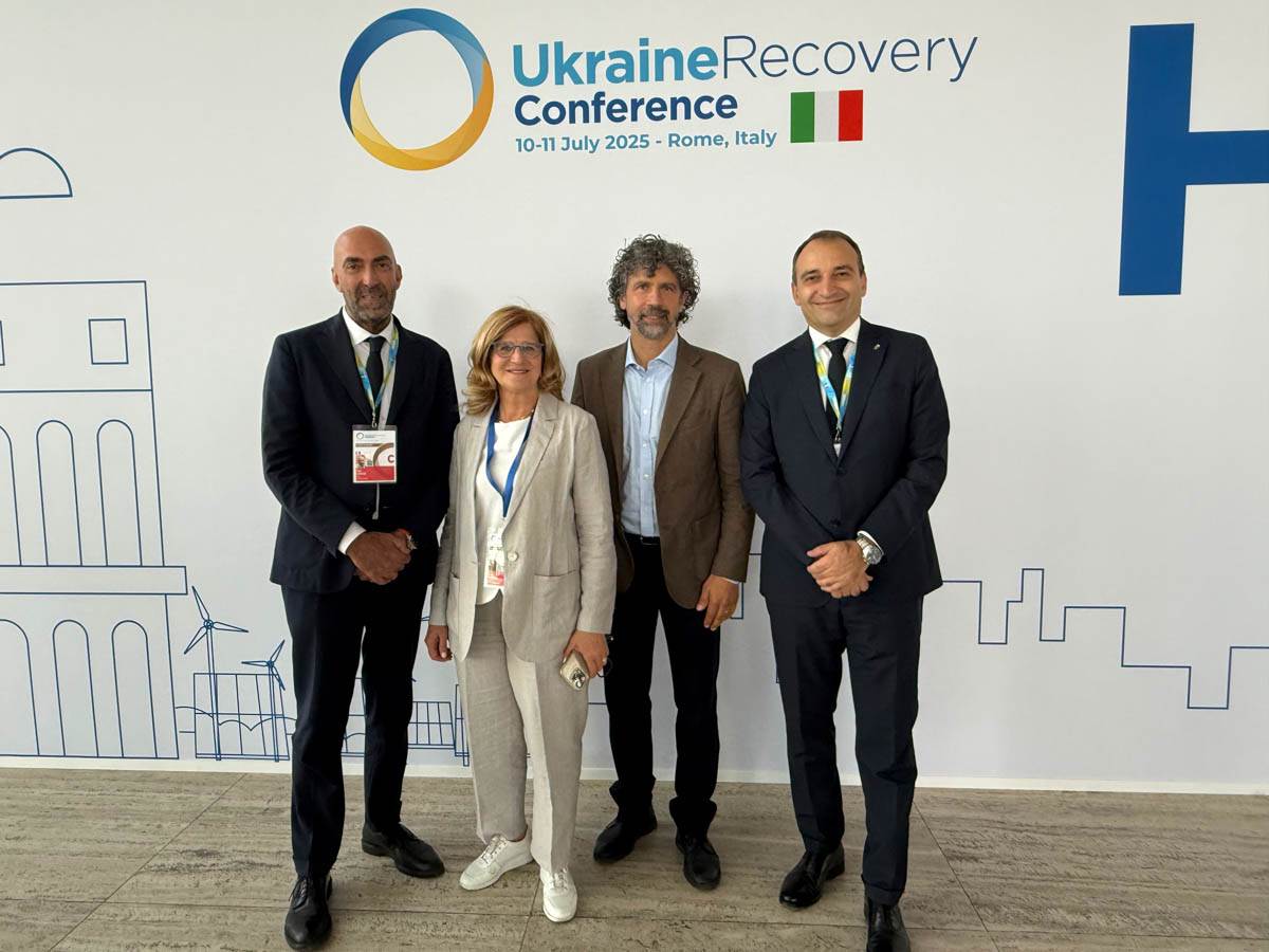 UCRAINA - Il sindaco Damiano Tommasi con alcuni partecipanti