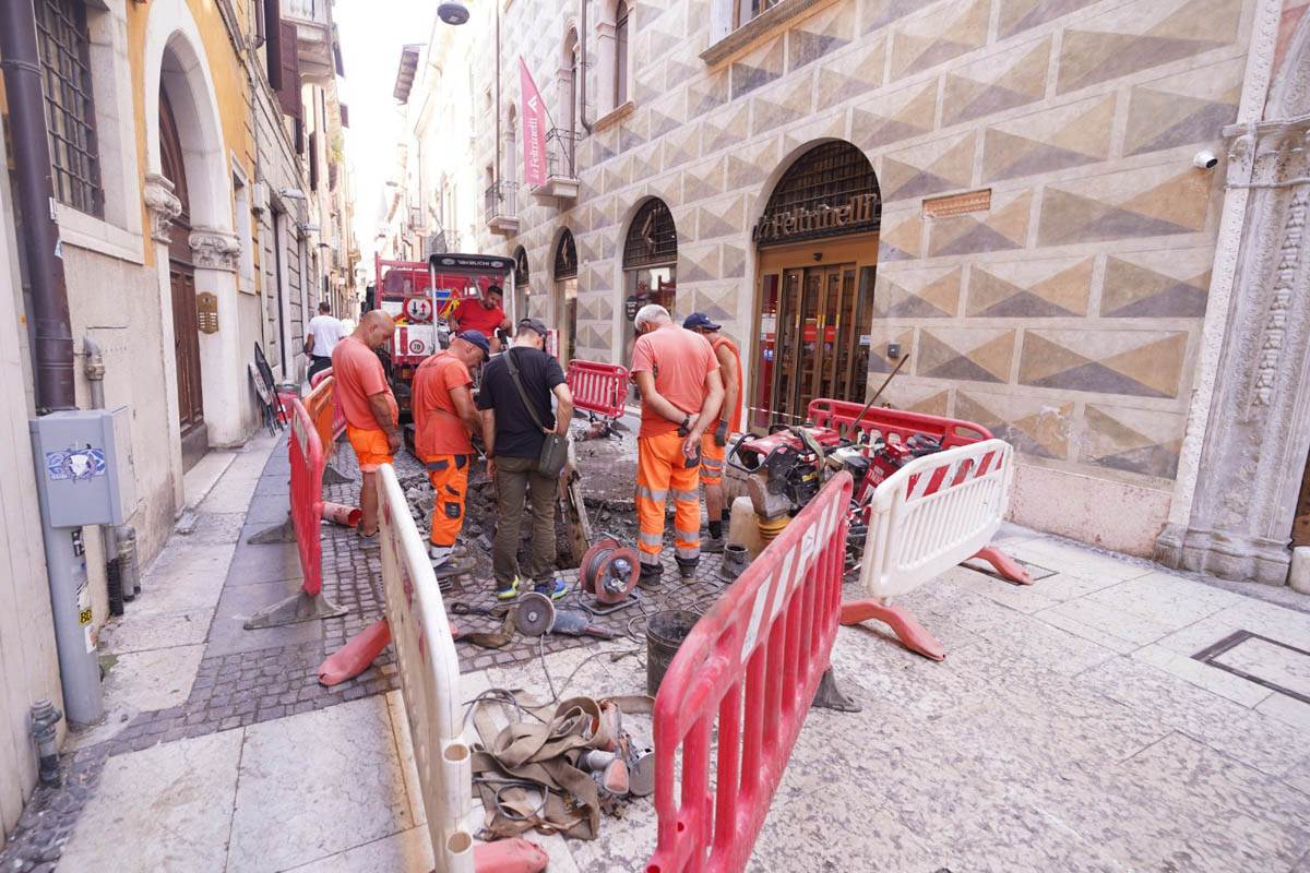 fuoriuscita acqua via Quattro Spade